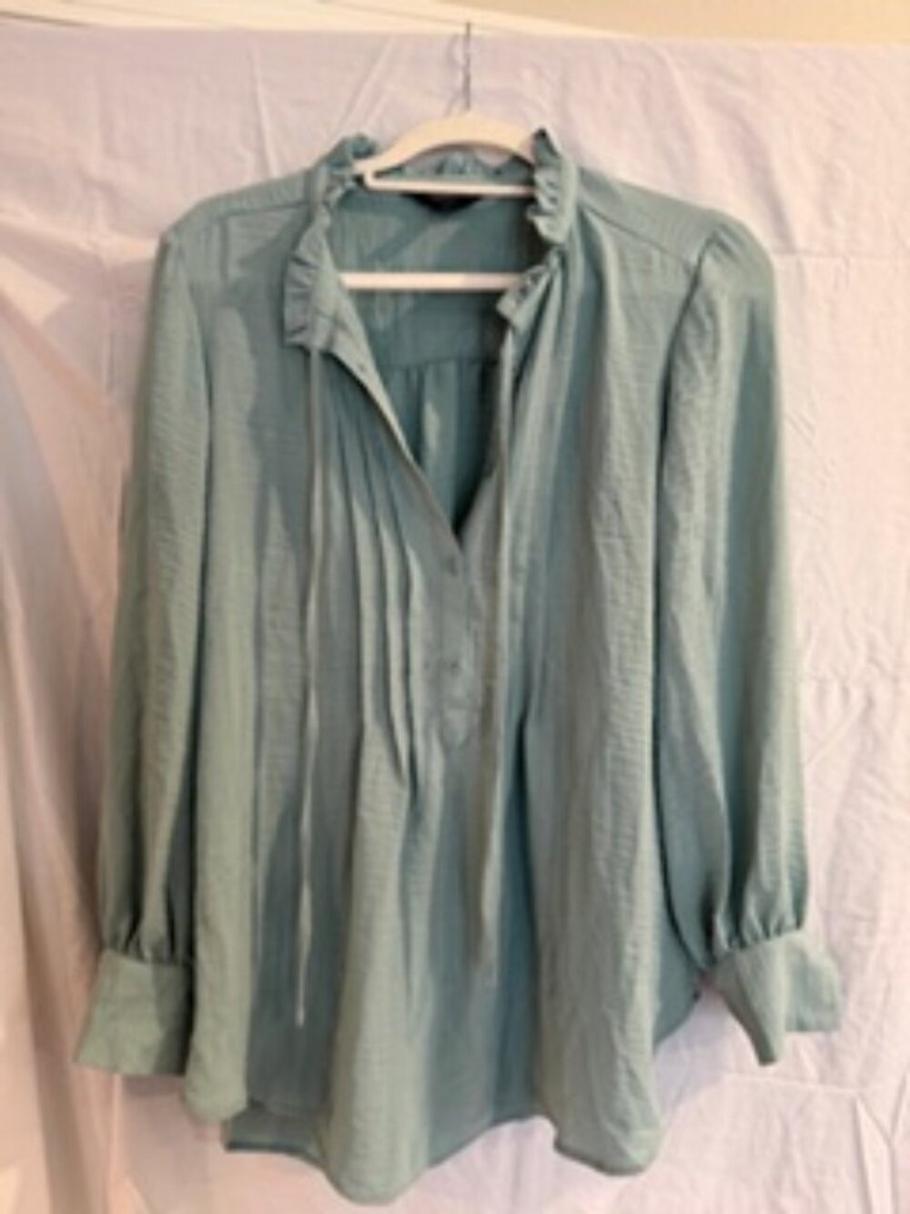 Simply Vera Vera Wang Pintuck Blouse Top Sage Green Ruffle Neck Size M NWT